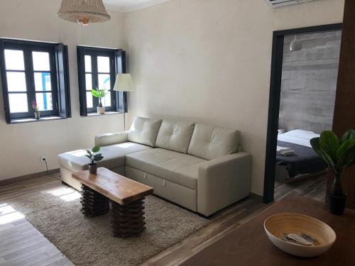een woonkamer met een bank en een salontafel bij Casa Mia in Monchique