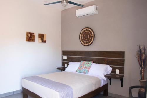 Schlafzimmer mit einem Bett und einem Deckenventilator in der Unterkunft Playa Azul Sayulita in Sayulita