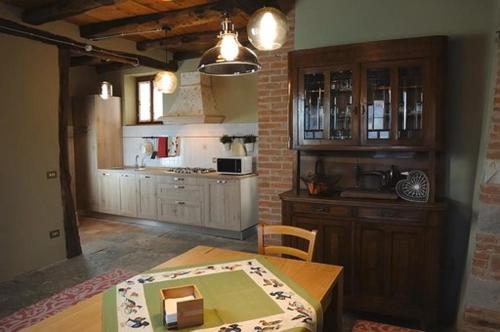 - une cuisine avec une table et un comptoir dans l'établissement Casetta Al Ponte, à Cison di Valmarino