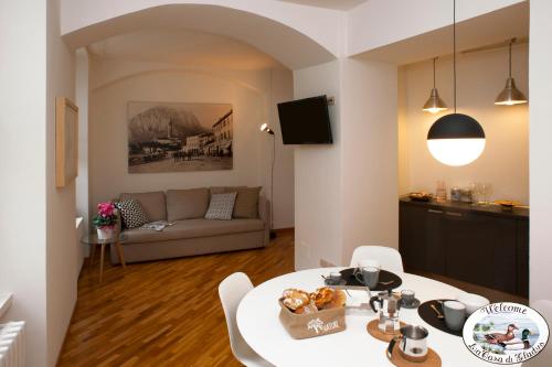 een woonkamer met een tafel en een bank bij LA CASA DI GLADYS in Lecco