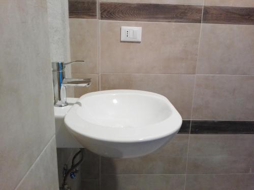 aseo blanco en un baño con pared en Le Ortensie, en Dolcedo