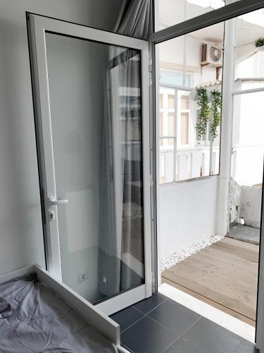 eine Glastür in einem Zimmer mit Balkon in der Unterkunft Atelier 3 - Boutique Rooms in Loulé