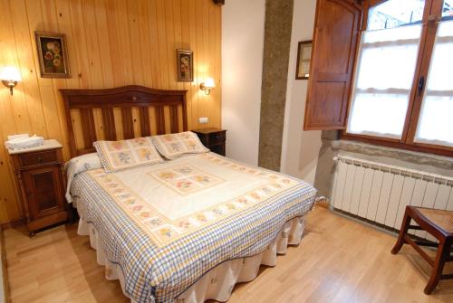 una camera da letto con un letto coperto di Apartamentos Sorripas 1 hab a Bielsa