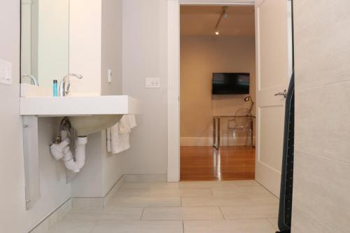 Zdjęcie z galerii obiektu A Stylish Stay w/ a Queen Bed, Heated Floors.. #21 w mieście Brookline