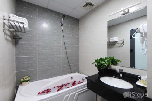 Phòng tắm tại ISTAY Hotel Apartment 5