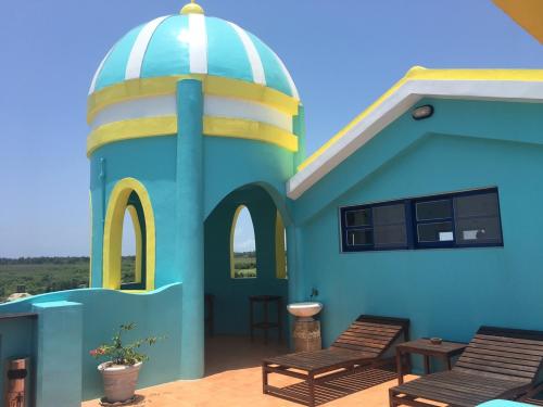 una casa azul con una cúpula azul y amarilla en The Domed Tile B&B, en Magong