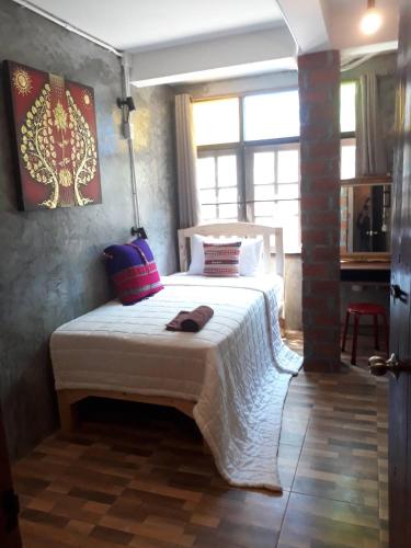 Postel nebo postele na pokoji v ubytování Baan Chiang Mai Hostel