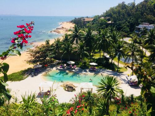 una vista aérea de una playa con piscina en Casa Marina Resort en Quy Nhon