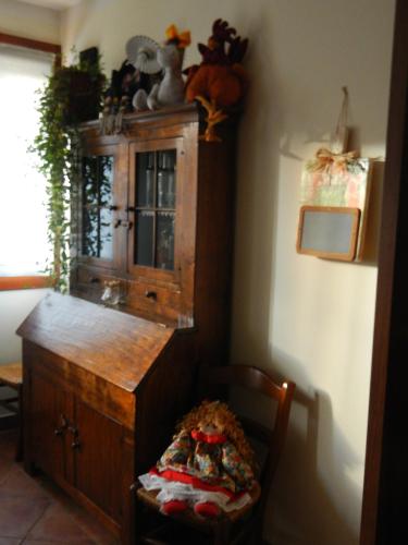 a room with a wooden cabinet and a chair at Sant'Andrea Agriturismo con cantina Martignago Vignaioli Asolo Prosecco Docg Wines in Maser