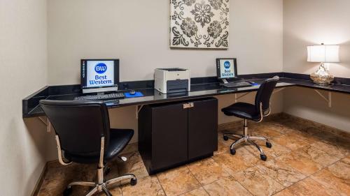 Televisyen dan/atau pusat hiburan di Best Western Providence-Seekonk Inn
