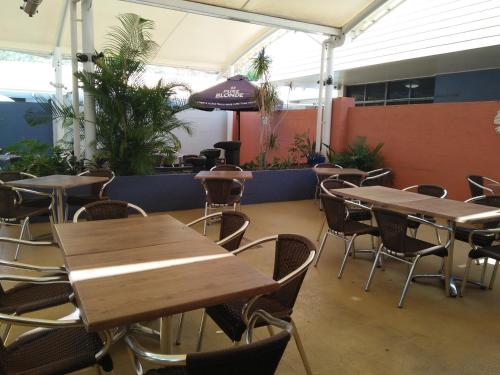 Un restaurante u otro lugar para comer en Overlander Hotel