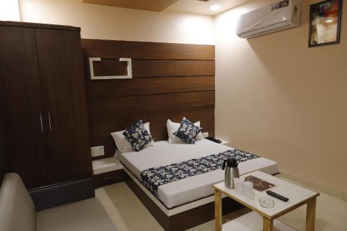 - une petite chambre avec un lit et une table dans l'établissement Hotel Royal Suites, à Kokkíni Khánion