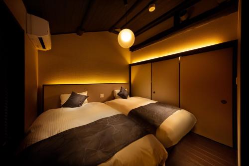 a bedroom with a large bed in a room at Tsumugi Kiyomizugojo in Kyoto