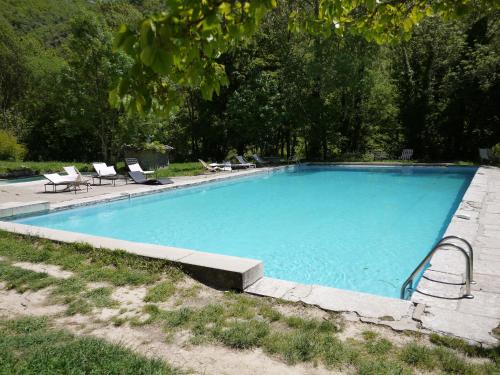 The swimming pool at or close to Auberge des Seguins