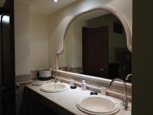 a bathroom with two sinks and a large mirror at alloggio turistico confortevole Passo Corese in Fara in Sabina