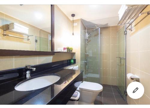 La salle de bains est pourvue d'un lavabo, de toilettes et d'une douche. dans l'établissement Citi Di Mare Amalfi Cebu 2 BR condo, à Cebu