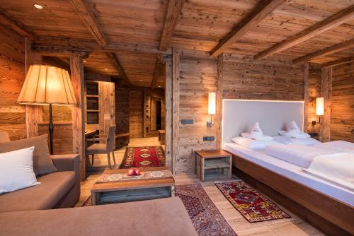מיטה או מיטות בחדר ב-Charmehotel Uhrerhof - Deur