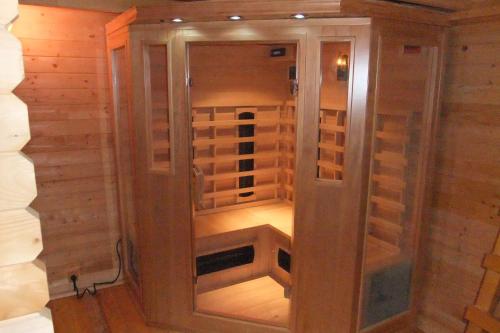 Gite La Paillote في مونتورو: خزانة خشبية في خزانة في غرفة خشبية