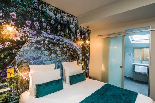 a bedroom with a flower mural on the wall at Hôtel Mercure Paris Suresnes Longchamp in Suresnes