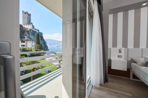 A bed or beds in a room at Hotel Castello Lake Front