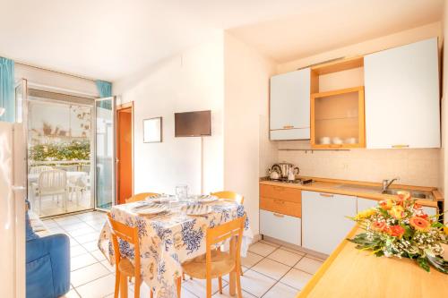 Residence Brezza di Mareにあるキッチンまたは簡易キッチン