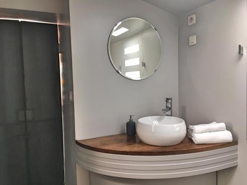 une salle de bain avec un lavabo et un miroir dans l'établissement Surprenantes- Le DÔ, à Nantes