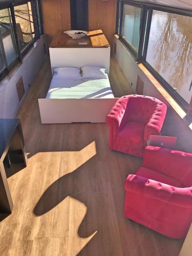 Cette chambre comprend un lit, un canapé et une chaise. dans l'établissement Surprenantes- Le DÔ, à Nantes