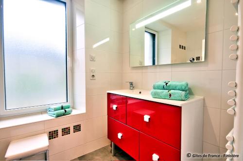 ラ・フォレ・フエナンにあるChambre d'Hôtes de Suzetteのバスルーム(赤いキャビネット、鏡付)
