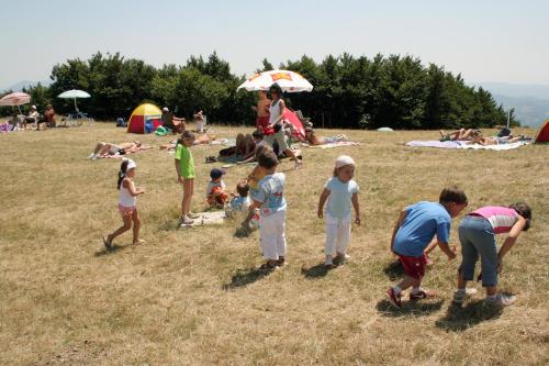 a group of children playing in a field at Hotel Ristorante Montenerone Il Poeta in Apecchio