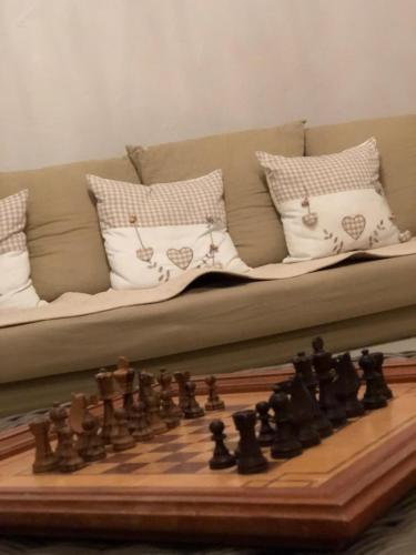 a living room with a couch and a chess board at B&B en Champagne in Cramant