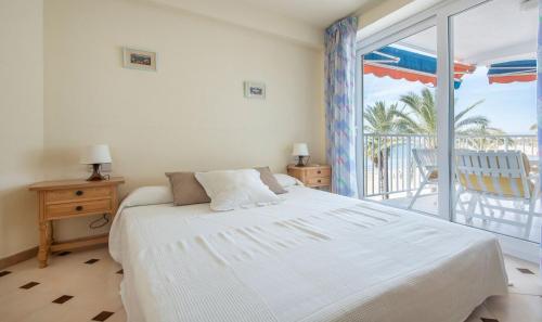 Postel nebo postele na pokoji v ubytování TarracoHomes, Apartamento Rosa Salou con Terraza y Vistas a la Playa