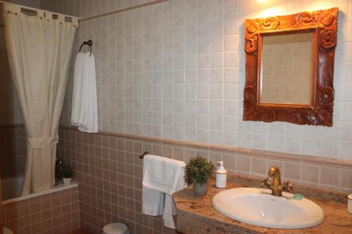 łazienka z umywalką i lustrem w obiekcie Apartamentos Rurales Rosendo: La Madre Selva w mieście Capileira