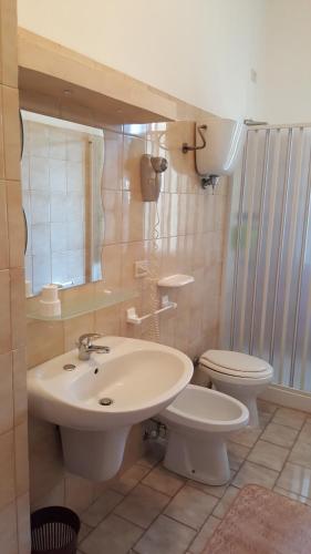 un baño con lavabo e inodoro en Casa Giusy, en Capo Vaticano