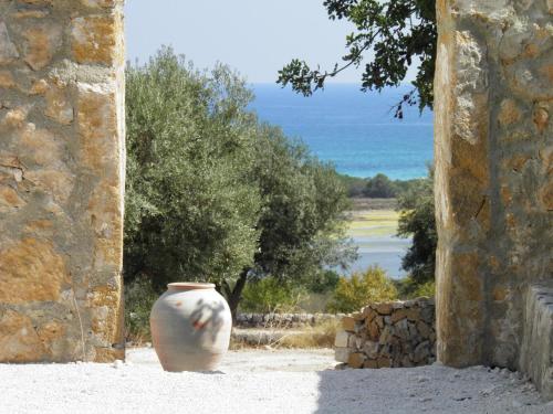 a large vase sitting next to a stone wall at Pantanelli Di Vendicari in Casa Maccari