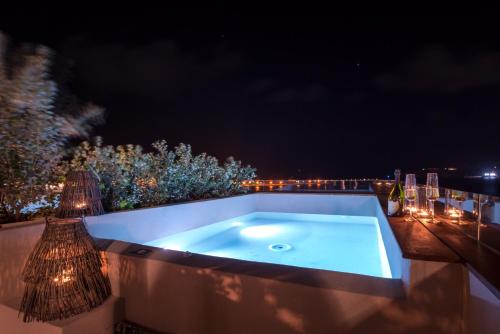 Piscina de la sau aproape de Shapes Luxury Suites