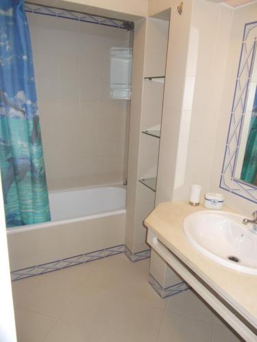 een badkamer met een wastafel en een bad bij Bellavista Apartments in Albufeira