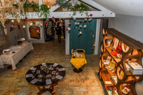 an overhead view of a room with a table at Hôtel Mercure Paris Suresnes Longchamp in Suresnes