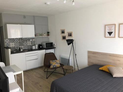 une cuisine et une chambre avec un lit et une table dans l'établissement Aix Homes, à Aix-en-Provence