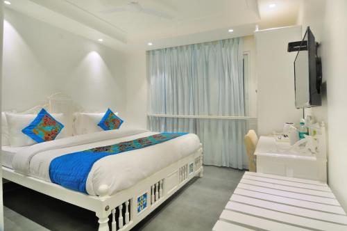 een witte slaapkamer met een bed en een wastafel bij Hotel Pinky Villa - Paharganj I New Delhi Railway Station in New Delhi