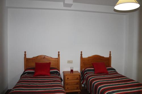 two beds sitting next to each other in a room at Apartamentos Rurales Rosendo: El Romero in Capileira