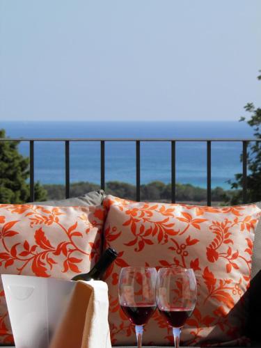 two glasses of red wine sitting on a couch at Pantanelli Di Vendicari in Casa Maccari