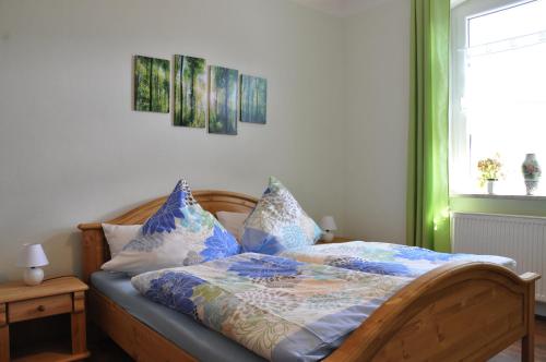 ein Bett mit Kissen darauf im Schlafzimmer in der Unterkunft Ferienhaus Alte Tante in Thale