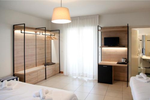 Habitación con dormitorio con cama y ventana en Hotel Majorca sul Mare in centro a Riccione, en Riccione