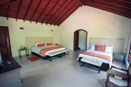 a bedroom with two beds in a room at Villa de los Angeles in Medellín