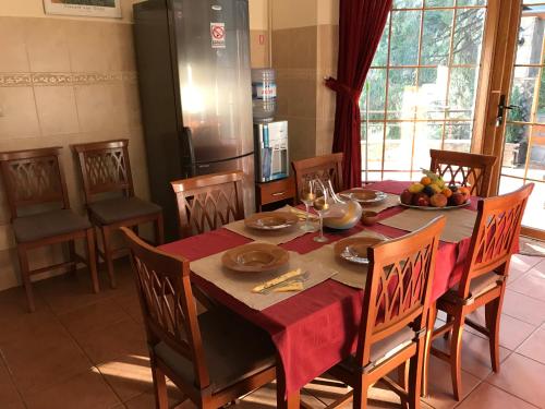 ティミシュ・デ・ジョスにあるCasa Olandezaのキッチン(テーブル、椅子、テーブル付)