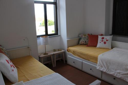 En eller flere senge i et værelse på Marquinhas House - A Queijeira