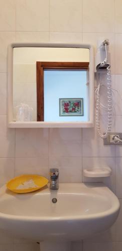 Ванная комната в San Carlo - Terrazzo sul Mare con Ristorante e Pizzeria