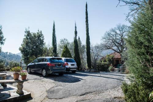 a couple of cars parked in a driveway at Agriturismo A Cà Vegia in Calice Ligure