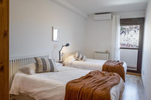 Postel nebo postele na pokoji v ubytování Apartamento Ático Bardenas