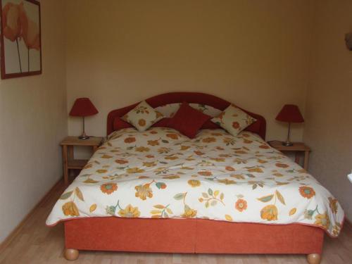 ein Bett in einem Schlafzimmer mit zwei Lampen an zwei Tischen in der Unterkunft Ferienhaus "Antje" in Bad Zwischenahn